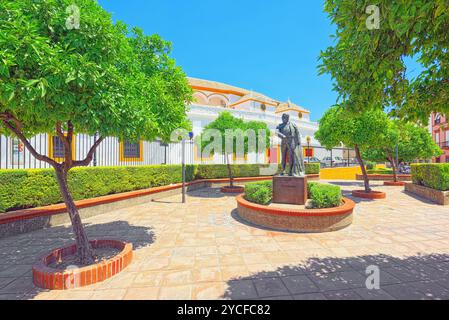 Skulptur in der Nähe der Arena auf der quadratischen Stiere Royal Maestranza der Kavallerie in Sevilla. (Plaza de Toros de la Real Maestranza de Caballeria de Sevilla). Stockfoto