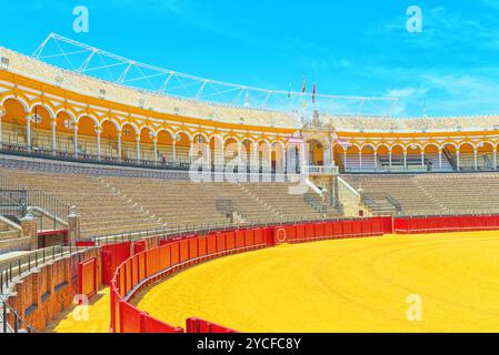 Sevilla, Spanien - Juni 08, 2017: Blick von Innen Platz der Stiere Royal Maestranza der Kavallerie in Sevilla. (Plaza de Toros de la Real Maestranza de Caballe Stockfoto