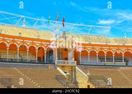 Sevilla, Spanien - Juni 08, 2017: Blick von Innen Platz der Stiere Royal Maestranza der Kavallerie in Sevilla. (Plaza de Toros de la Real Maestranza de Caballe Stockfoto