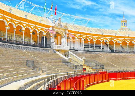 Sevilla, Spanien - Juni 08, 2017: Blick von Innen Platz der Stiere Royal Maestranza der Kavallerie in Sevilla. (Plaza de Toros de la Real Maestranza de Caballe Stockfoto