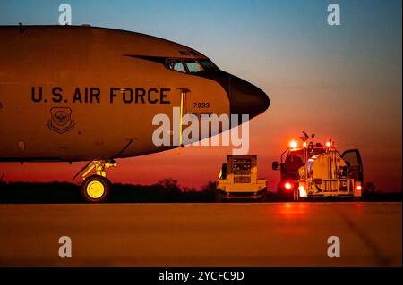 William Jones, ein Crewchef des 121. Luftbetankungsflügels, inspiziert einen KC-135 Stratotanker bei Rickenbacker Air National G Stockfoto