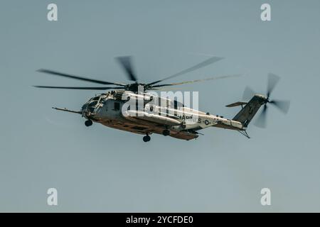 Ein Superhengst des U.S. Marine Corps CH-53E, der der Marine Aviation Weapons and Tactics Squadron One zugeordnet ist, landet an einem Vorwärtswaffenpunkt d Stockfoto