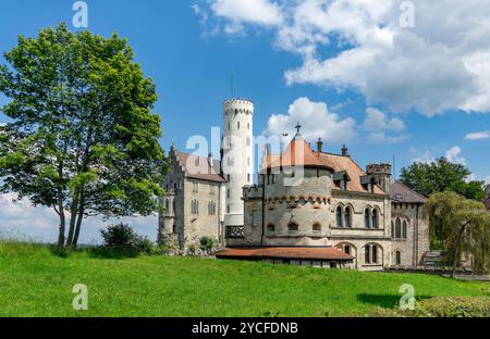 Deutschland, Baden-Württemberg, Schloss Lichtenstein auf der Schwäbischen Alb, bei Honau im Stadtteil Reutlingen, im Bild hinter Hauptburg und Turm, vor dem Mathildenturm Stockfoto