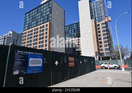 New York, Usa. Oktober 2024. In der südwestlichen Ecke von Crown Heights in Brooklyn, New York, ist vor nicht allzu langer Zeit eine verlassene Ziegelei-Gewürzfabrik, aber jetzt baut ein Bauunternehmer einen neuen Komplex von Wohnungen und Büros (hier am 19. Oktober 2024 abgebildet). Es ist einer von vielen Orten, die heute in Amerikas bevölkerungsreichster Stadt gebaut werden. Aber nach Angaben lokaler Beamter und Experten wird wenig gebaut, besonders erschwingliche Wohnungen. Quelle: Alan Lexa/CTK Photo/Alamy Live News Stockfoto