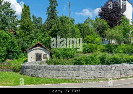 Deutschland, Baden-Württemberg, Quellhaus und Rossbrunnen in Lonsingen an der Schwäbischen Alb, das um 1800 aus Naturstein errichtete Brunnenbecken ist ca. 7 m tief und hat einen Durchmesser von 12 m Stockfoto