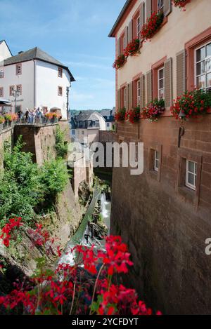 Blick auf den Leukbach in Saarburg von der Brücke über dem Wasserfall, Rheinland-Pfalz, Deutschland Stockfoto