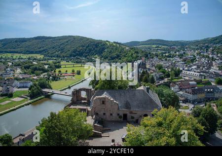 Blick vom Schloss über Saarburg und die Saar an einem sonnigen Sommertag, Rheinland-Pfalz, Deutschland Stockfoto