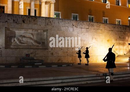 Griechische Soldaten der Evzones führen den Wachwechsel im griechischen Parlamentsgebäude, im Präsidentenpalast Griechenlands und im Grabmal durch Stockfoto