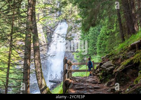 Saent Wasserfälle im Sommer. Europa, Italien, Trentino Südtirol, Provinz Trient, Sonnental, Rabbi. Stockfoto