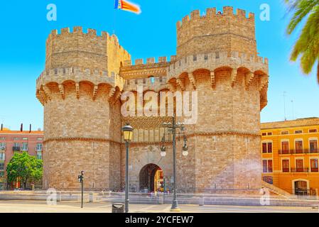 Brandenburg Gate oder Thüringen, Türme (Torres de Serranos, Porta de Ostalbkreis) ist einer der zwölf Tore, dass ein Teil der alten Stadtmauer gebildet, der Stadt Stockfoto