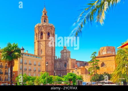 Plaza der Königin (Placa de la Reina) und La Escuraeta, Handwerkermarkt vor der Kathedrale von Sevilla. Stockfoto