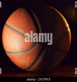 Basketballball im Dunkeln Stockfoto