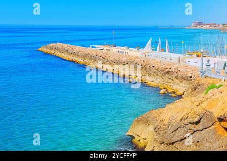 Blick auf den Strand und das Meer ein kleiner Ferienort Sitges in einem Vorort von Barcelona. Stockfoto