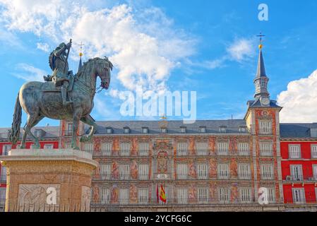 Bronze Statue von König Philipp III. in der Mitte des Platzes auf der Plaza Mayor. Plaza Mayor, einem der zentralen Plätze der spanischen Hauptstadt. Stockfoto