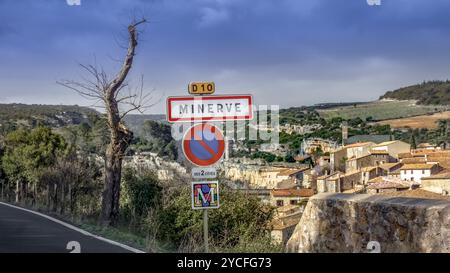 Stadtzeichen von Minerve. Das mittelalterliche Dorf wurde auf einem Felsen erbaut und gilt als letzte Zuflucht der Katharer. Les Plus beaux Villages de France (die schönsten Dörfer Frankreichs). Das Gemeindegebiet ist Teil des Regionalen Naturparks Haut Languedoc. Stockfoto