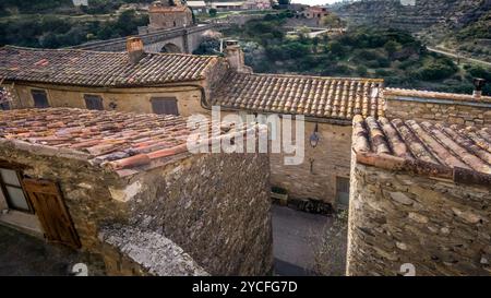 Teilweise Ansicht von Minerve. Das Dorf war die letzte Zuflucht der Katharer im 13. Jahrhundert. Und schöne Dörfer de France. Das Gemeindegebiet ist Teil des Regionalen Naturparks Haut Languedoc. Stockfoto