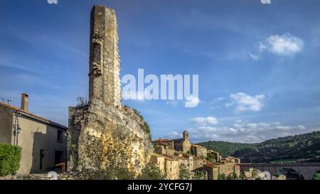 La Candela, die Turmreste der alten Burg, wurde im 13. Jahrhundert erbaut. Das mittelalterliche Dorf wurde auf einem Felsen erbaut und gilt als letzte Zuflucht der Katharer. Les Plus beaux Villages de France (die schönsten Dörfer Frankreichs) Stockfoto