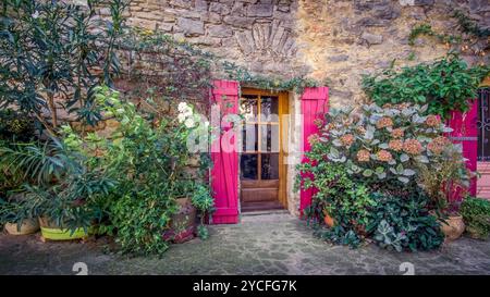 Place de l'Eglise in Aigne. Die Altstadt von Aigne hat die Form einer Schnecke und wurde im 11. Jahrhundert erbaut. Stockfoto