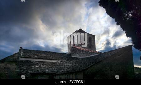 Eglise Notre Dame in La Caunette, deren ursprüngliches Gebäude im romanischen Stil aus dem 16. Jahrhundert stammt. Monument Historique. Das Gemeindegebiet ist Teil des Regionalen Naturparks Haut Languedoc. Stockfoto