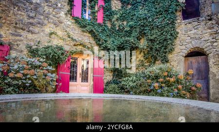 Place de l'Eglise in Aigne. Die Altstadt von Aigne hat die Form einer Schnecke und wurde im 11. Jahrhundert erbaut. Stockfoto