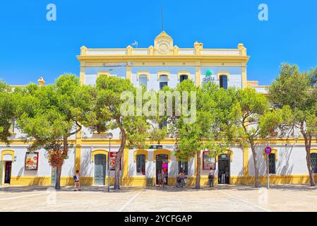 Sitges, Spanien - 14. Juni 2017: Sitges Bahnhof in dem kleinen Ferienort, einem Vorort von Barcelona. Stockfoto