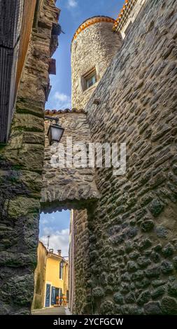 Dorfstraße in Cesseras. Das Gemeindegebiet ist Teil des Regionalen Naturparks Haut-Languedoc. Stockfoto