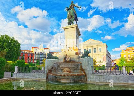 Madrid, Spanien - Juni 04,2017: Statue des Reinando Isabel Segunda de Borbón, dahinter ist Roal Palace mit Menschen. Stockfoto