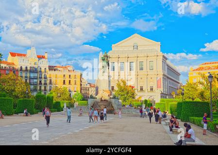 Madrid, Spanien - Juni 04,2017: Statue des Reinando Isabel Segunda de Borbón, dahinter ist Roal Palace mit Menschen. Stockfoto