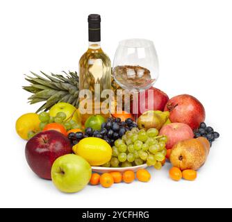 Stillleben - Haufen Obst und eine Flasche Weißwein Stockfoto