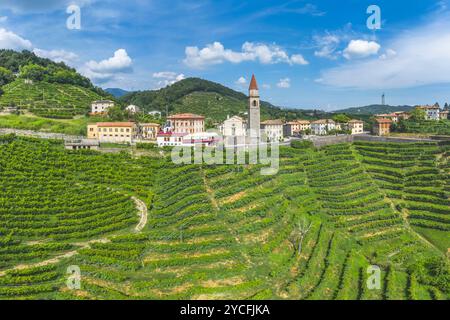 Das Dorf Rolle in der Gemeinde Cison di Valmarino, umgeben von den Weinbergen des Prosecco, ein UNESCO-Weltkulturerbe, Provinz Treviso, Venetien, Italien Stockfoto