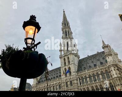 Das Brüsseler Rathaus auf dem berühmten Grand-Place. Stadt Brüssel, Region Brüssel-Hauptstadt, Belgien. Juni 2023. Stockfoto