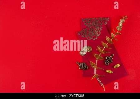 Chinesisches asien Neujahr goldener roter Hintergrund. Neue Grußkarte für das Jahr der Schlange 2025 mit Sternzeichen. Roter flacher Hintergrund mit Weihnachtsfans, Wunschumschläge, sn Stockfoto