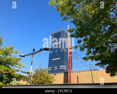 Der Südturm am Brüsseler Bahnhof Midi/Zuid. Saint-Gilles, Region Brüssel-Hauptstadt, Belgien. 30. Juni 2023. Stockfoto