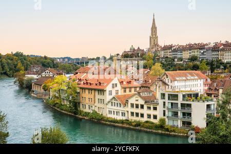 Bern, Hauptstadt der Schweiz. Panoramablick auf die Altstadt von Bern und die Aare. UNESCO-Weltkulturerbe. Stockfoto