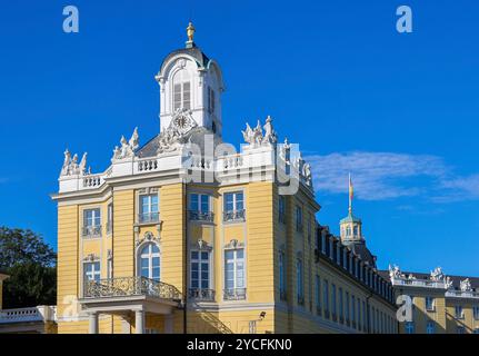 Karlsruhe, Baden-Württemberg, Deutschland - Schloss Karlsruhe. Barockpalast aus dem 18. Jahrhundert im Zentrum eines Radialgebietes mit einem kulturgeschichtlichen Museum. Staatliches Museum Baden Stockfoto