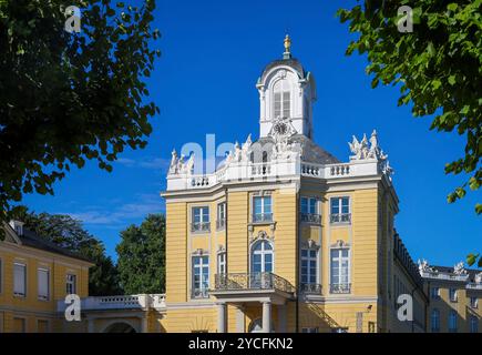 Karlsruhe, Baden-Württemberg, Deutschland - Schloss Karlsruhe. Barockpalast aus dem 18. Jahrhundert im Zentrum eines Radialgebietes mit einem kulturgeschichtlichen Museum. Staatliches Museum Baden Stockfoto