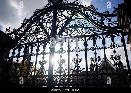 Außenansicht des Dulwich College in South London am 19. Oktober 2024 in London, England. Im Rahmen der Wahlpolitik der Labour Party unterliegen die privaten Schulgebühren in Großbritannien ab dem 1. Januar 2025 einer Mehrwertsteuer von 20 %. Stockfoto