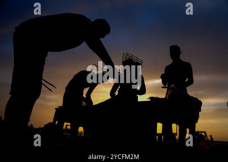 Gaza, Palästina. 16. Mai 2020. Palästinenser genießen den Sonnenuntergang am Meer in Gaza-Stadt. Palästinensern ist es gestattet, während des Ramadan bei Familienversammlungen am Strand ihr iftar- oder Abendmahl zu konsumieren, obwohl im Gazastreifen einige Vorsichtsmaßnahmen getroffen wurden, um die Ausbreitung von COVID-19 zu verhindern. Ausflüge und Picknicks an die Küste und ihre fröhliche Atmosphäre bieten den Gazastreibern eine gewisse Erleichterung von ihren Sorgen über die hohe Armutsrate und Arbeitslosigkeit sowie die häufigen Stromausfälle in der belagerten palästinensischen Enklave Stockfoto