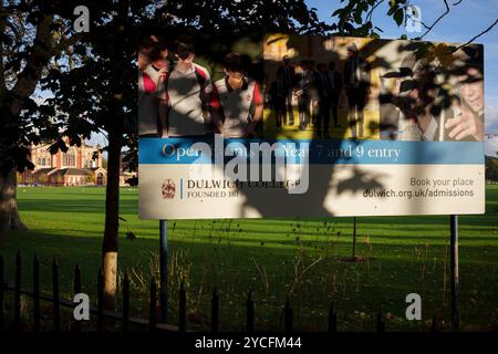 Eine Werbetafel für den nächsten Tag der offenen Tür am Dulwich College in South London am 22. Oktober 2024 in London, England. Im Rahmen der Wahlpolitik der Labour Party unterliegen die privaten Schulgebühren in Großbritannien ab dem 1. Januar 2025 einer Mehrwertsteuer von 20 %. Stockfoto