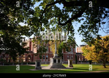 Außenansicht des Dulwich College in South London am 19. Oktober 2024 in London, England. Im Rahmen der Wahlpolitik der Labour Party unterliegen die privaten Schulgebühren in Großbritannien ab dem 1. Januar 2025 einer Mehrwertsteuer von 20 %. Stockfoto