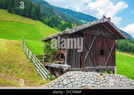 Alte Wassermühle am Straßenrand außer Betrieb, Ultental, Südtirol, Italien Stockfoto