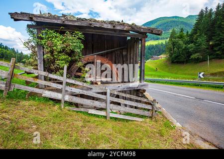 Alte Wassermühle am Straßenrand außer Betrieb, Ultental, Südtirol, Italien Stockfoto