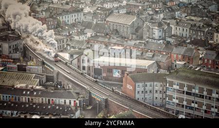 Vintage-Dampfbahn, die eine erhöhte Eisenbahnbrücke über Dublin City überquert Stockfoto