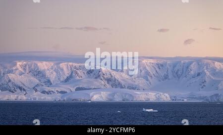 Antarktis Küste bei Sonnenaufgang. Cierva Cove, Antarktische Halbinsel, Antarktis. Stockfoto