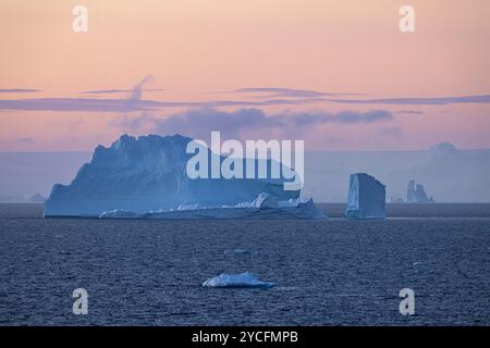 Eisberge vor der antarktischen Küste bei Sonnenaufgang. Cierva Cove, Antarktische Halbinsel, Antarktis. Stockfoto