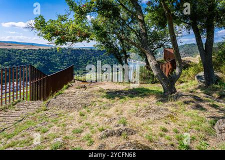 Blick auf den Rhein vom Hochplateau Loreley mit St. Goarshausen, dem Campingplatz Loreleyblick, den Schlössern Katz und Maus und der Bootsfahrt auf dem Mittelrhein, Stockfoto