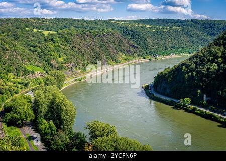 Blick auf den Rhein vom Hochplateau Loreley mit St. Goarshausen, dem Campingplatz Loreleyblick, den Schlössern Katz und Maus und der Bootsfahrt auf dem Mittelrhein, Stockfoto