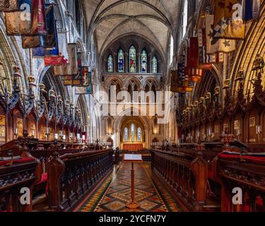 Ein detaillierter Blick in die St. Patrick Cathedral in Dublin offenbart ihr großartiges gotisches Design mit Buntglasfenstern und kunstvollen Holzarbeiten im Chor Stockfoto