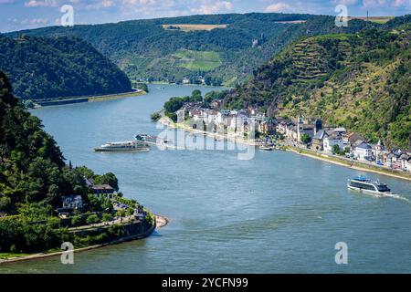 Blick auf den Rhein vom Hochplateau Loreley mit St. Goarshausen, dem Campingplatz Loreleyblick, den Schlössern Katz und Maus und der Bootsfahrt auf dem Mittelrhein, Stockfoto