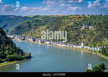 Blick auf den Rhein vom Hochplateau Loreley mit St. Goarshausen, dem Campingplatz Loreleyblick, den Schlössern Katz und Maus und der Bootsfahrt auf dem Mittelrhein, Stockfoto